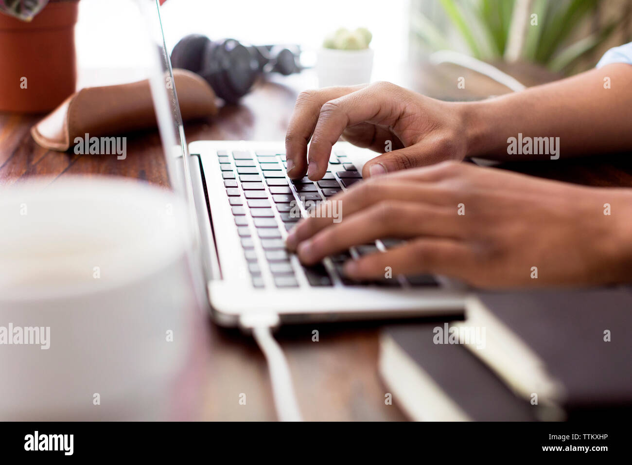 Immagine ritagliata di imprenditore creativo utilizzando laptop alla scrivania Foto Stock
