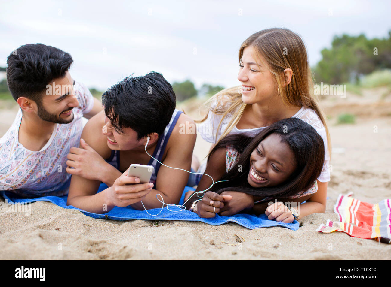 Giocoso multi-etnico amici godendo sulla spiaggia Foto Stock