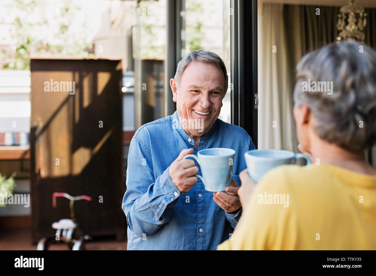 Felice coppia senior avente il caffè sul portico Foto Stock