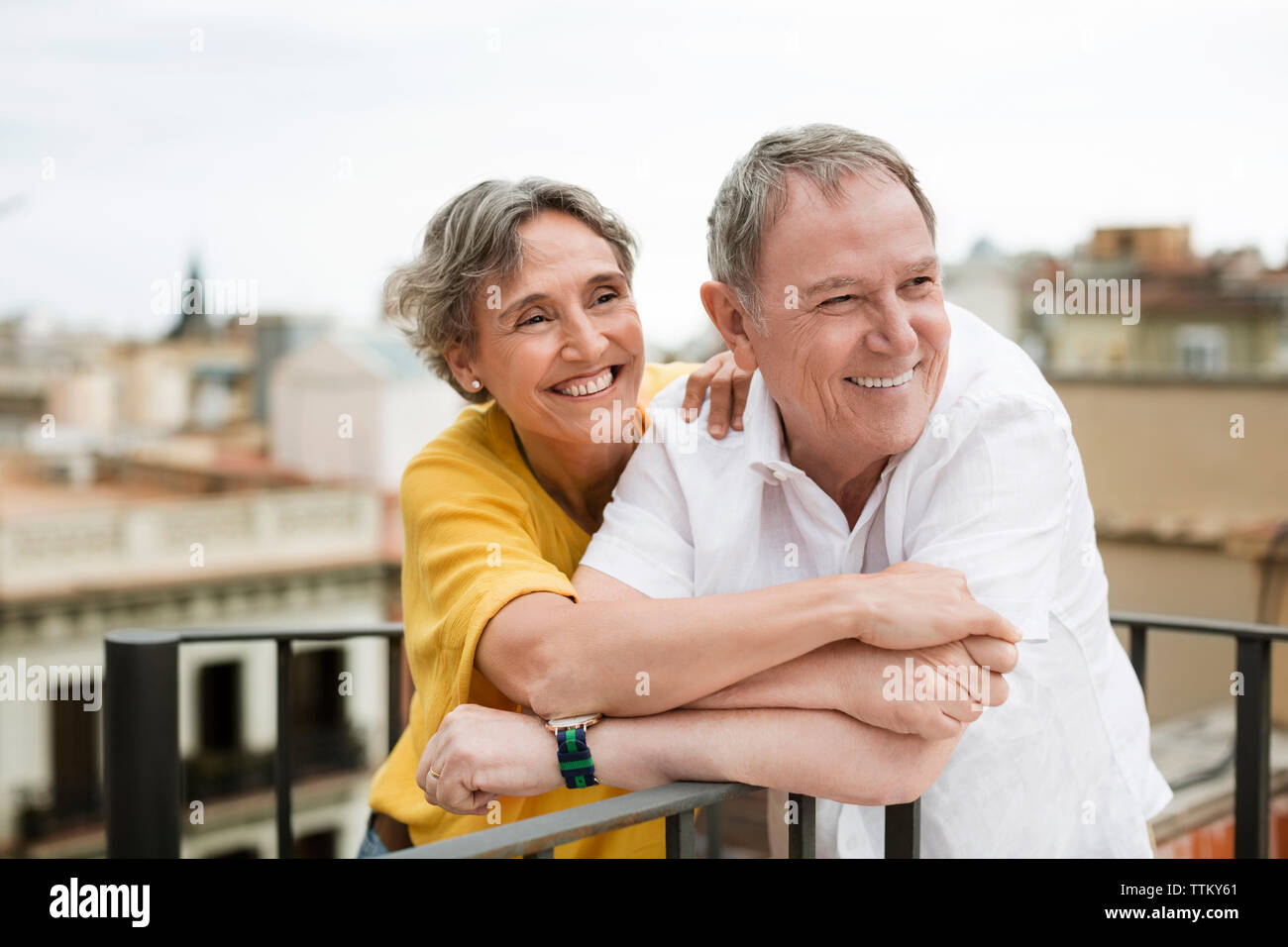Allegro coppia senior trascorrere del tempo di qualità sulla terrazza Foto Stock