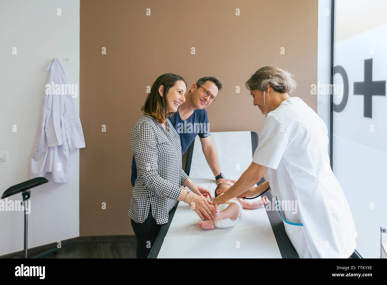 Esame medico baby boy con i genitori in ospedale Foto Stock