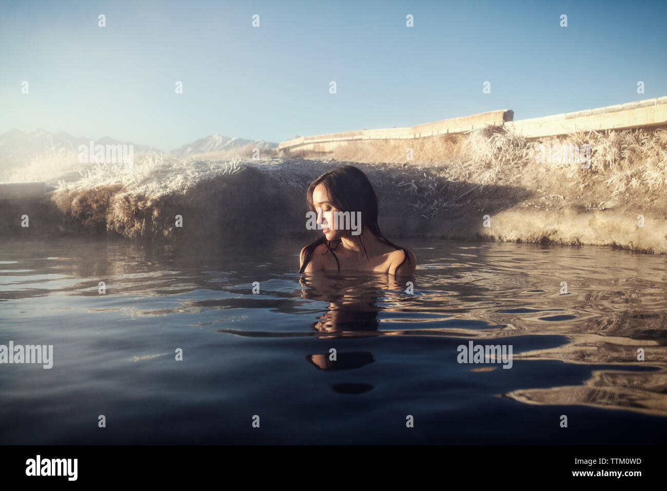 Donna relax nel lago Mammoth Hot Springs Foto Stock