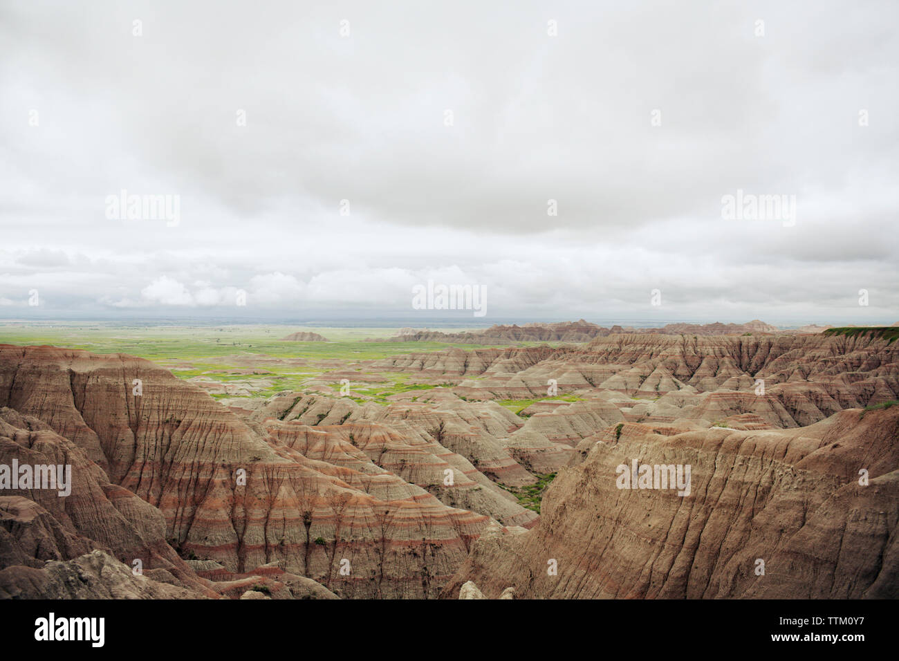 Vista panoramica delle formazioni rocciose a Parco nazionale Badlands contro il cielo nuvoloso Foto Stock