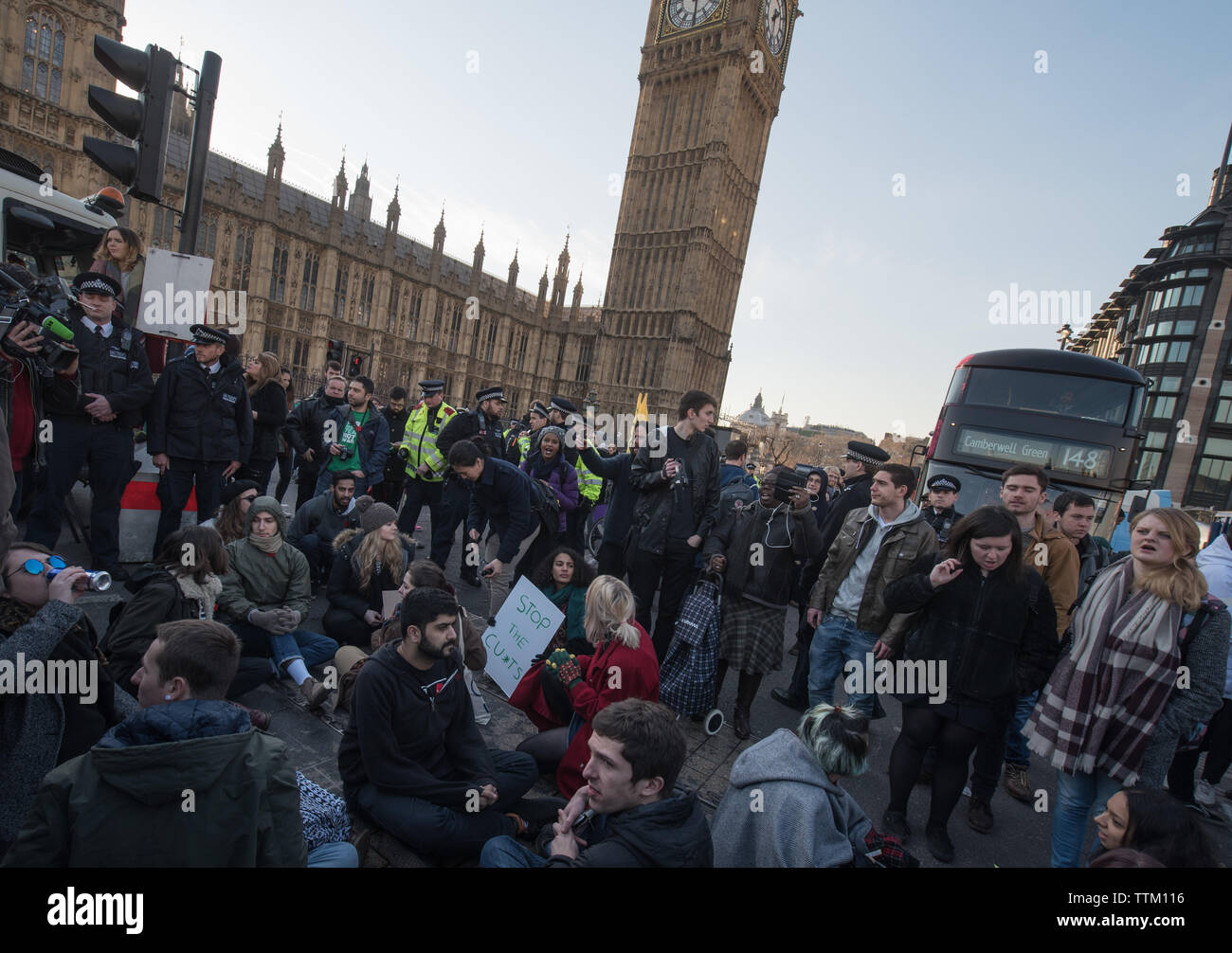 Westminster Bridge, Londra, Regno Unito. 19 gennaio, 2016. Studenti e sostenitori prendere parte a un sit-in di protesta sul Westminster Bridge contro il governo Foto Stock