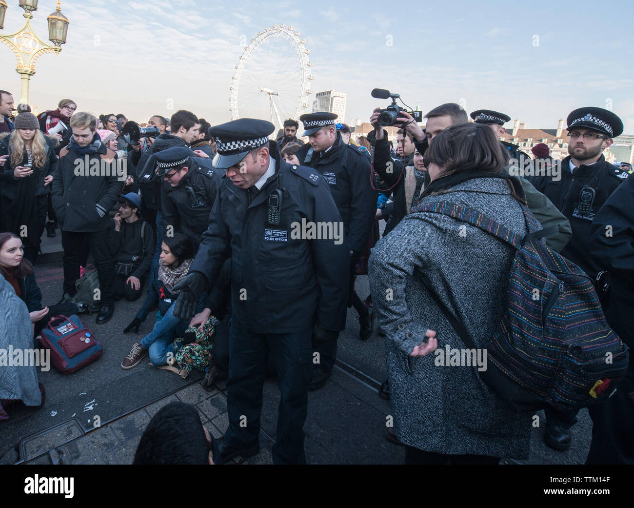 Westminster Bridge, Londra, Regno Unito. 19 gennaio, 2016. Studenti e sostenitori prendere parte a un sit-in di protesta sul Westminster Bridge contro il governo Foto Stock