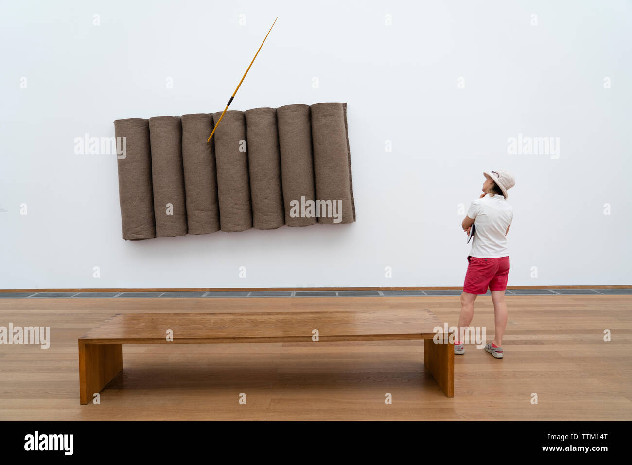 Donna che guarda la installazione d arte Untitled 1985 da Joseph Beuys a Hamburger Bahnhof Art Museum di Berlino, Germania. Foto Stock