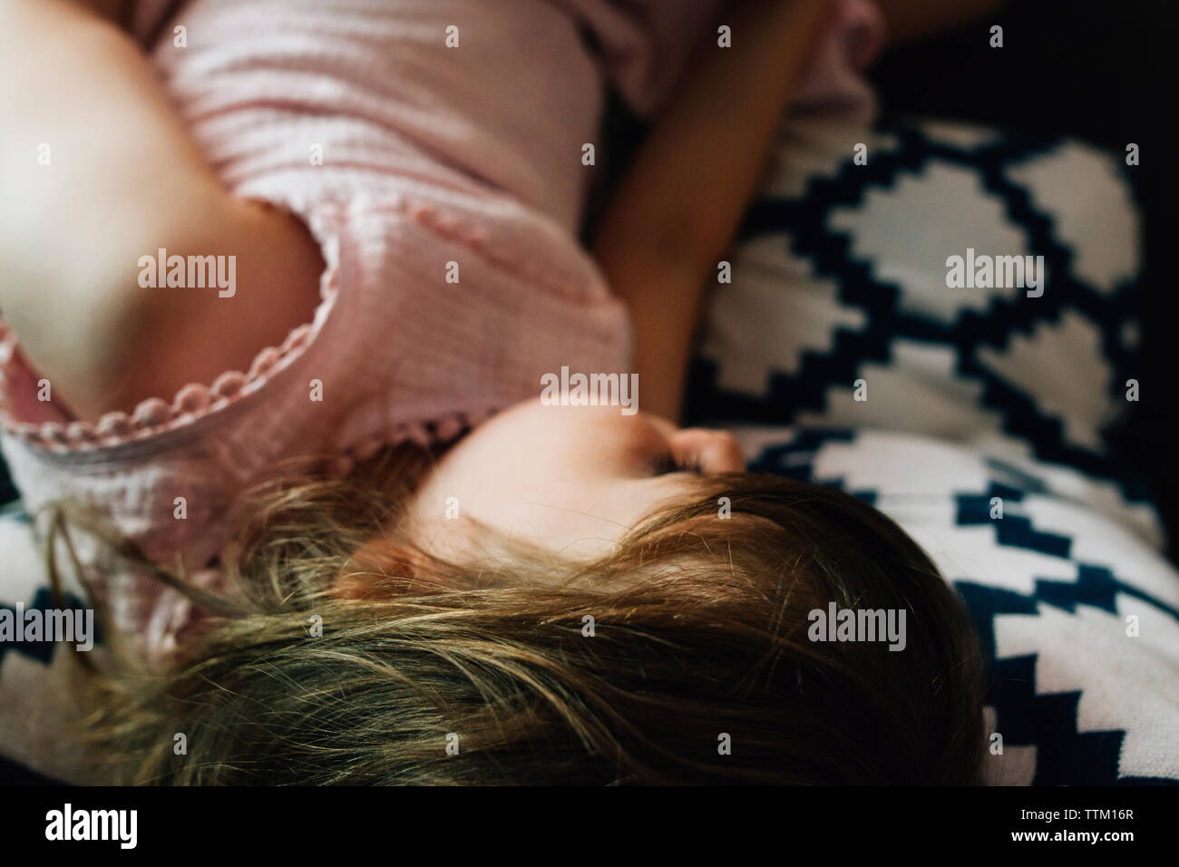 Angolo di Alta Vista della ragazza dorme sul letto di casa Foto Stock