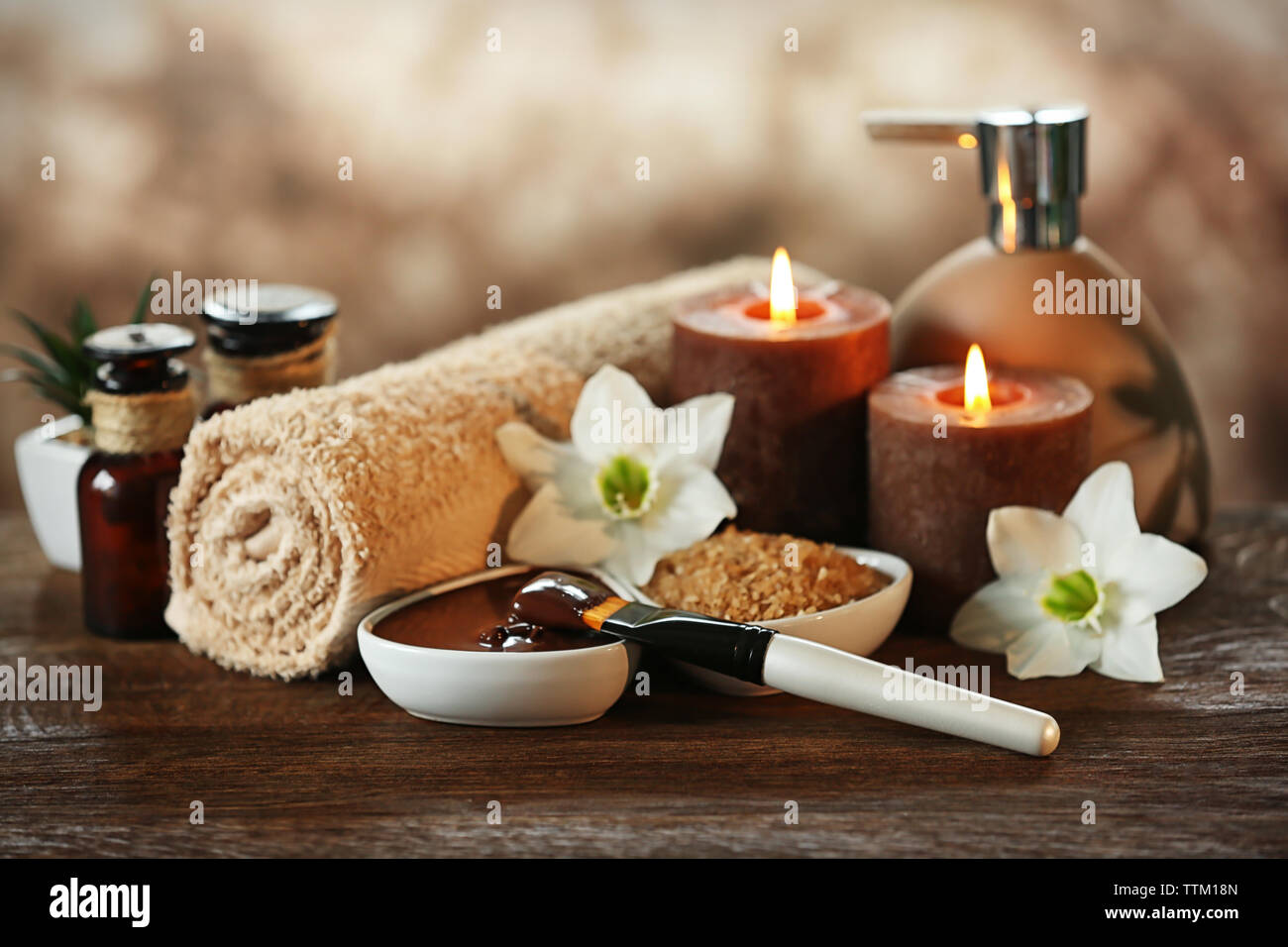 Spa set di cioccolato con le candele su sfondo sfocato Foto Stock