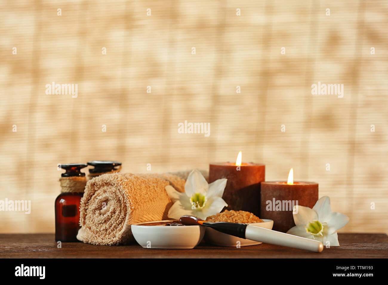 Spa set di cioccolato con le candele su sfondo sfocato Foto Stock