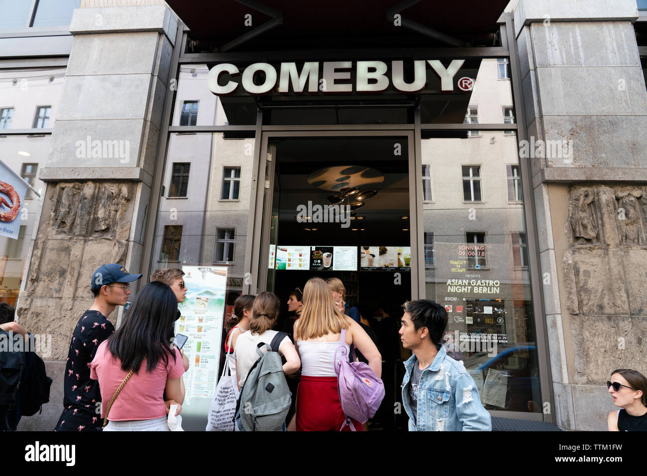 Coda dei clienti al di fuori della Corea Comebuy cafe nel quartiere Mitte di Berlino, Germania Foto Stock