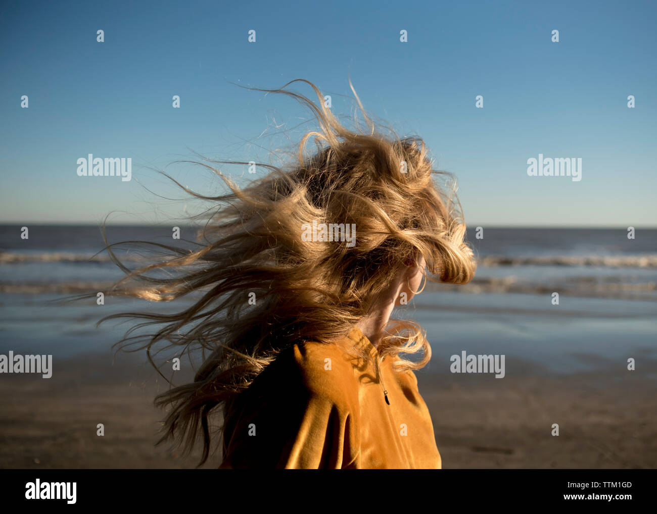 Le donne sulla spiaggia con capelli battente. Foto Stock