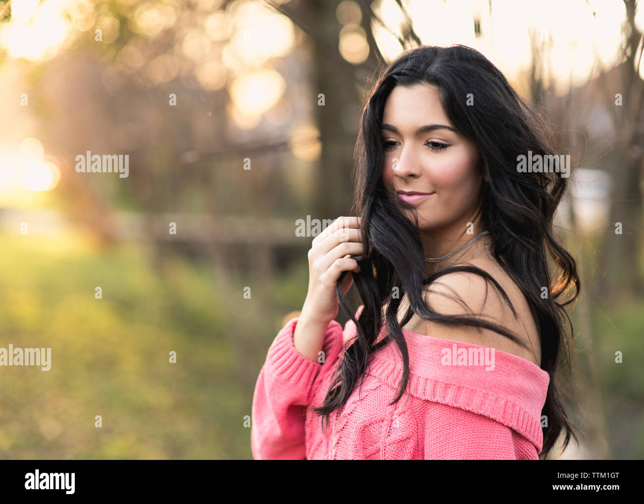 Bella bruna ragazza di abbastanza luce nel bosco. Foto Stock