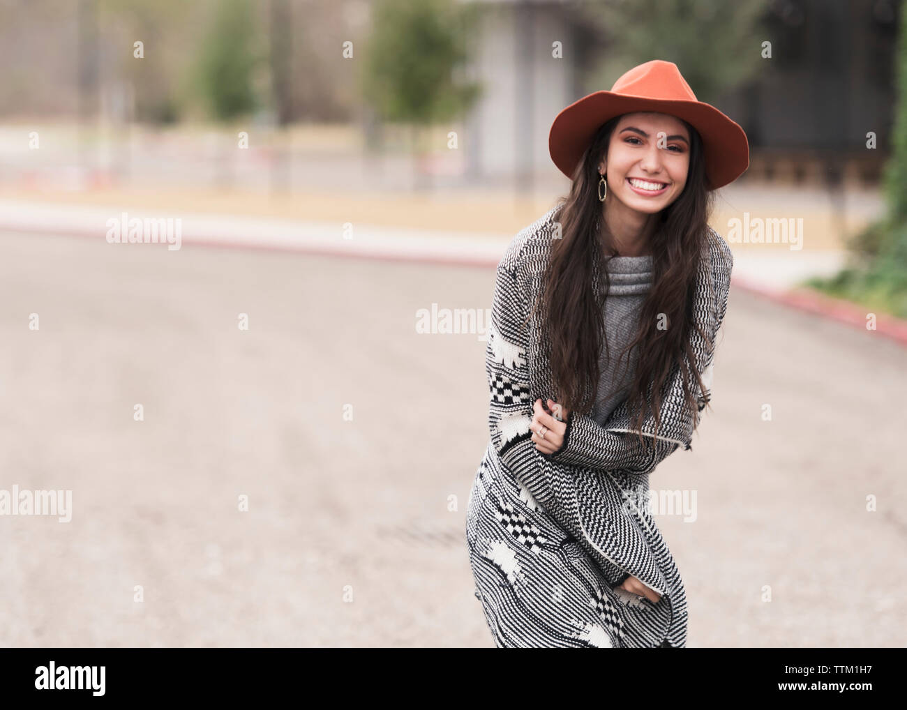 Happy brunette sorridente in strada. Foto Stock