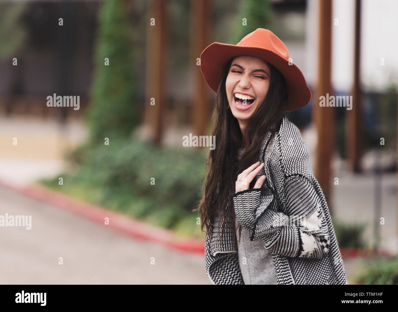 Bruna ragazza ridere in strada. Foto Stock
