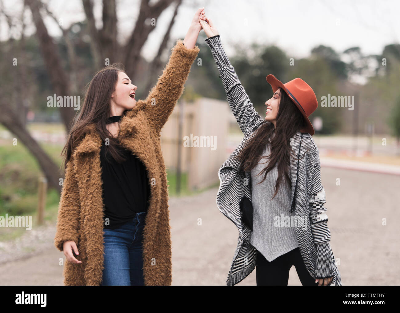 Happy amici ballare in strada. Foto Stock
