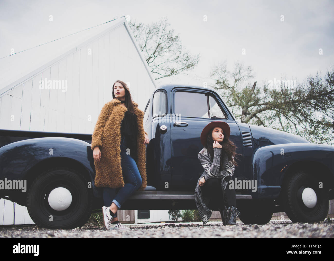 Gli amici davanti un blu vintage carrello. Foto Stock