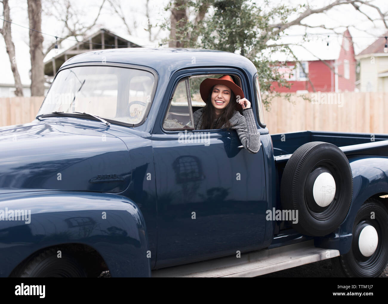 Felice ragazza in un blu vintage carrello. Foto Stock