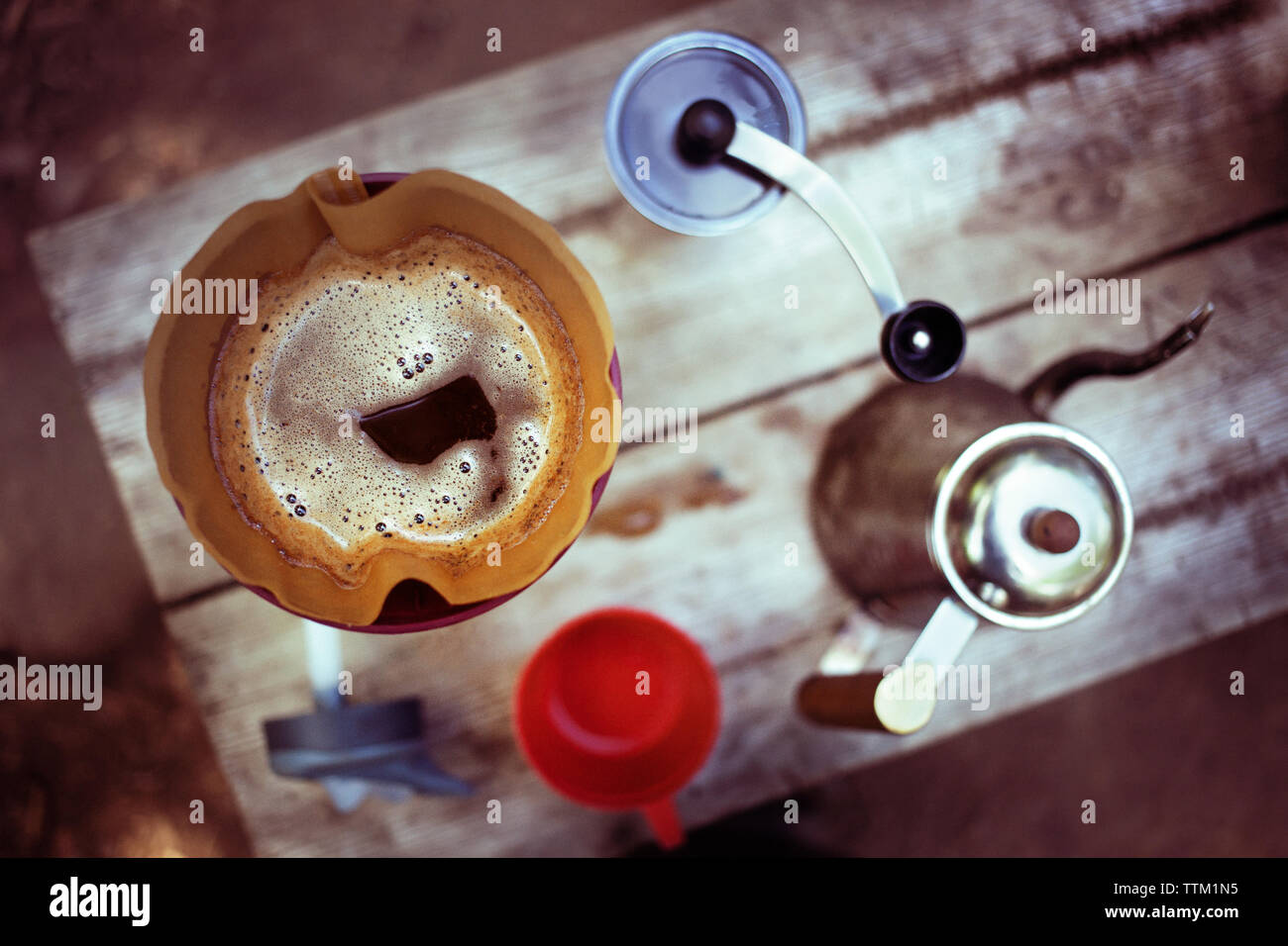 Vista aerea del filtro di caffè e bollitore su tavola Foto Stock