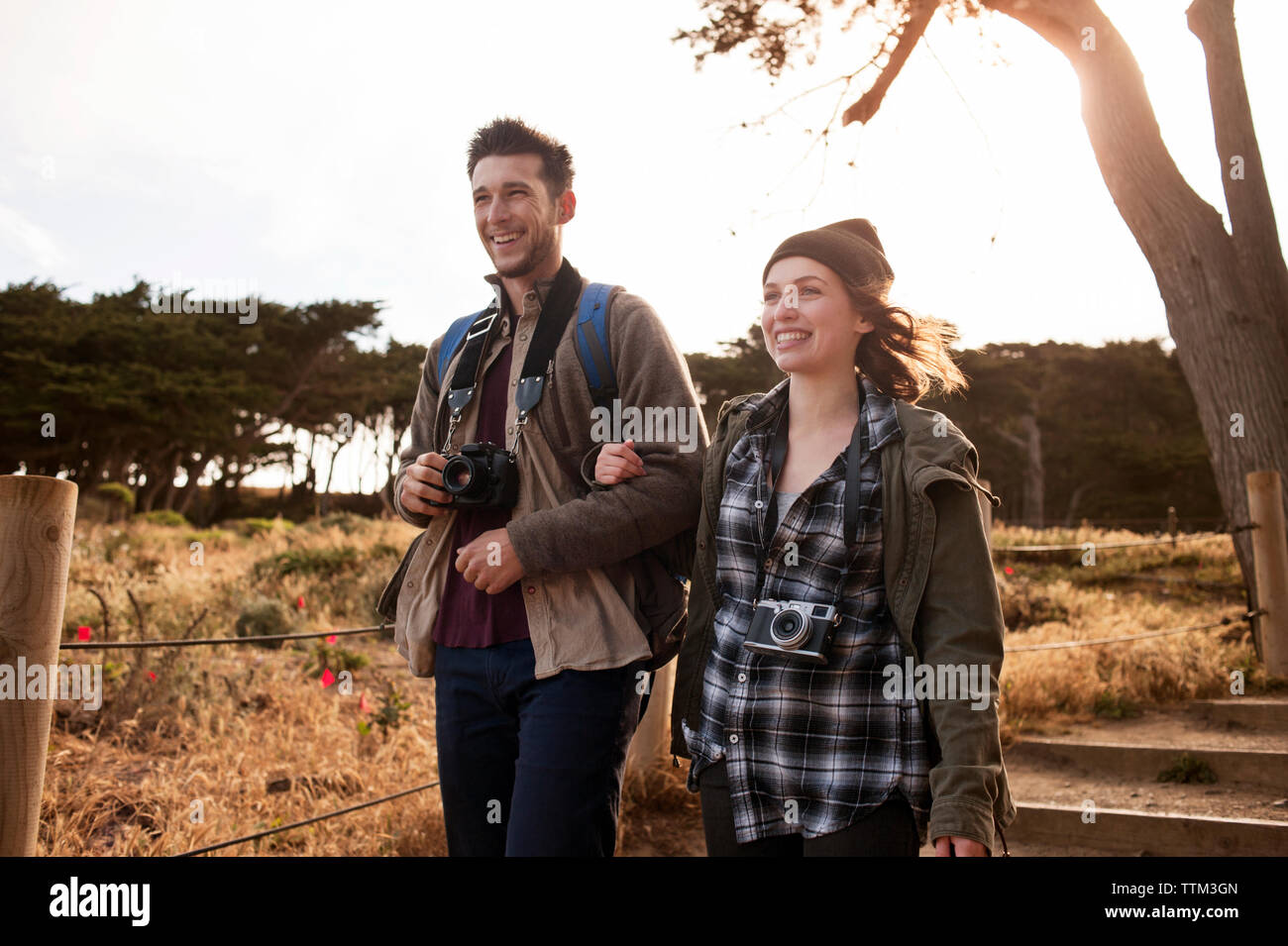 Felice coppia escursioni a piedi a braccetto sul campo Foto Stock