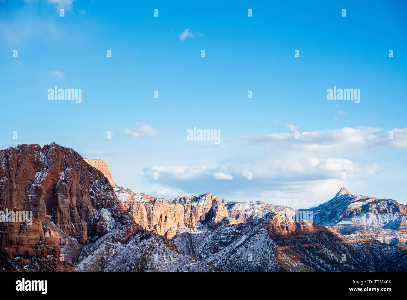 Vista panoramica delle formazioni rocciose presso il desert contro sky durante il periodo invernale Foto Stock