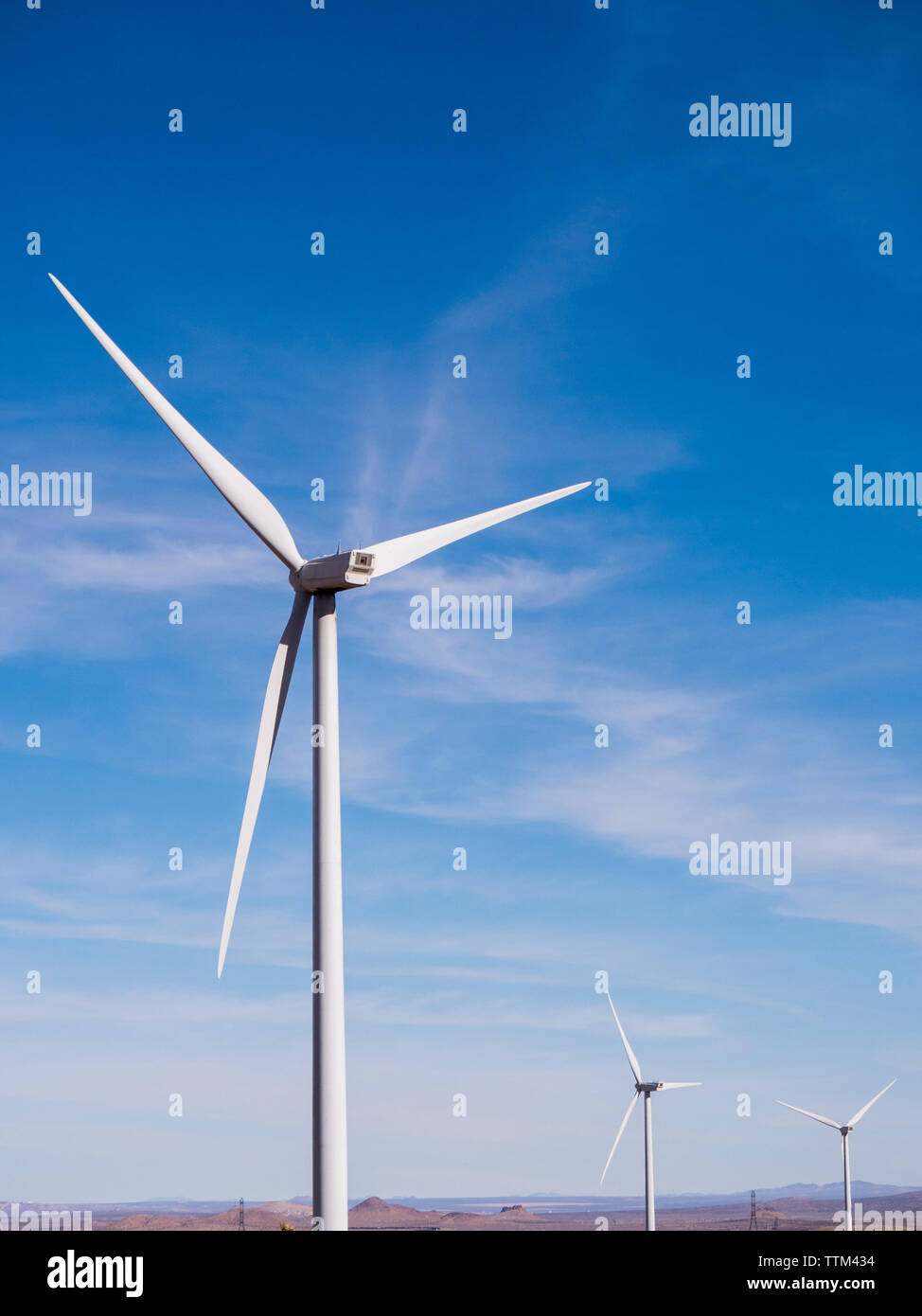 Mulini a vento contro il cielo blu di desert Foto Stock