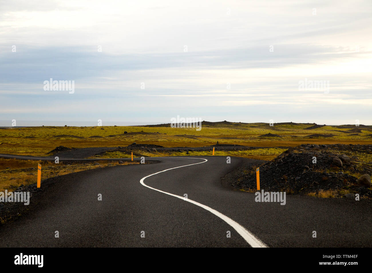 La curvatura della strada vuota in Islanda campi vulcaniche Foto Stock