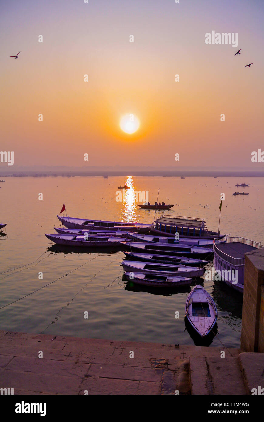 Barche su un ghat del fiume Gange, Varanasi, India Foto Stock