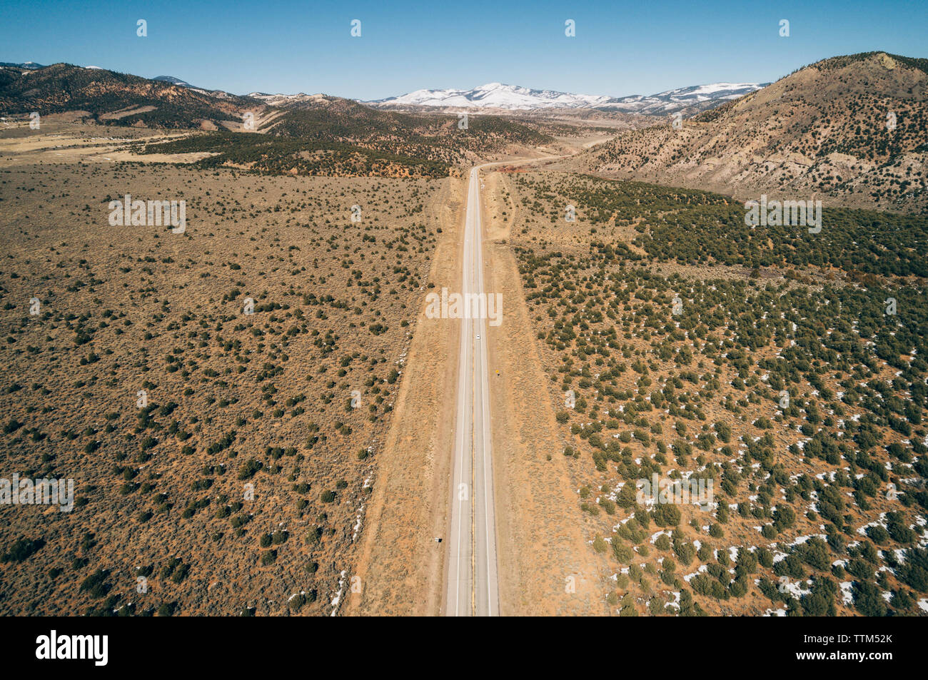 Alta Vista angolo di strada presso il desert durante la giornata di sole Foto Stock