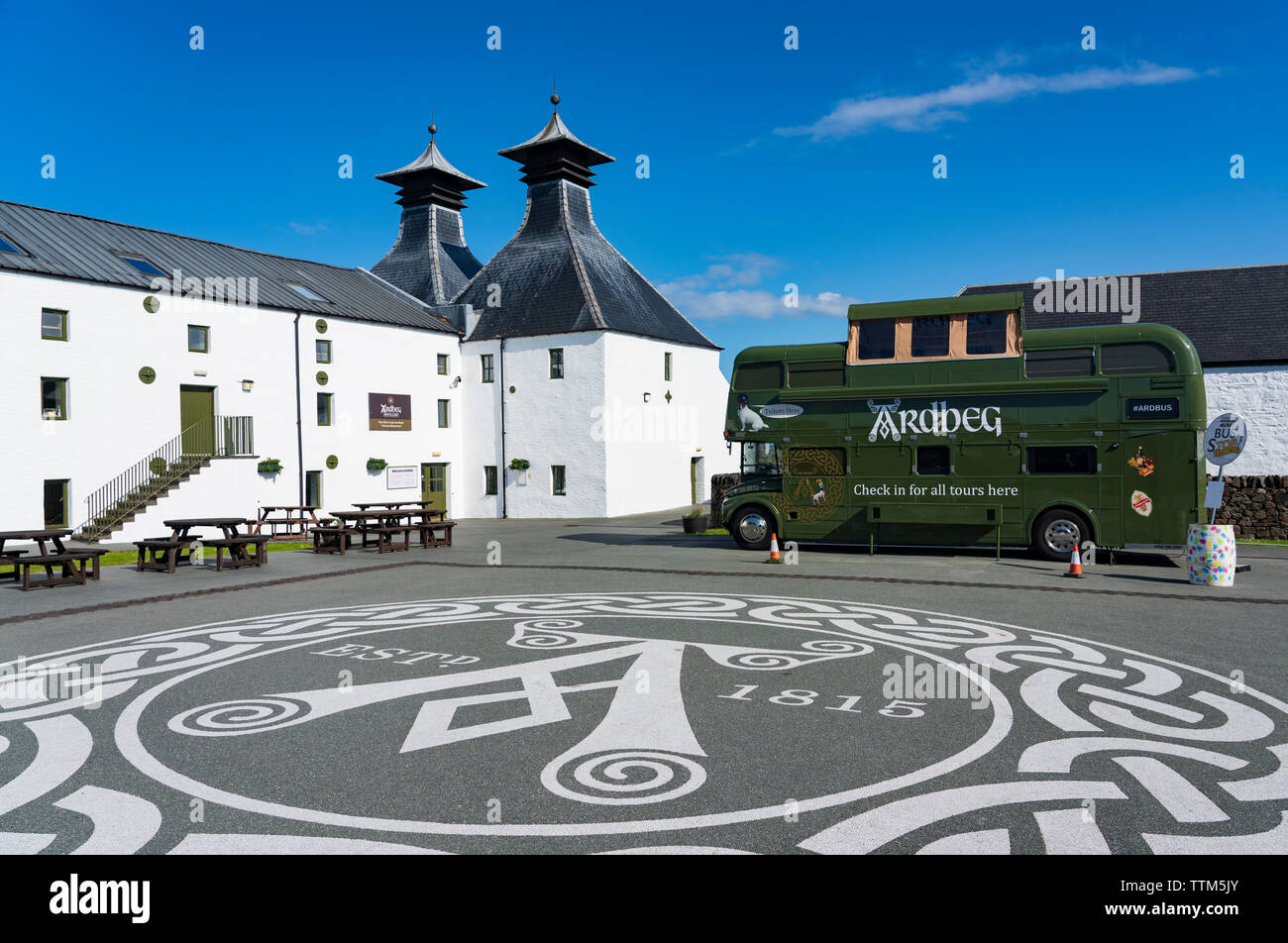 Vista della distilleria Ardbeg sull isola di Islay nelle Ebridi Interne della Scozia, Regno Unito Foto Stock