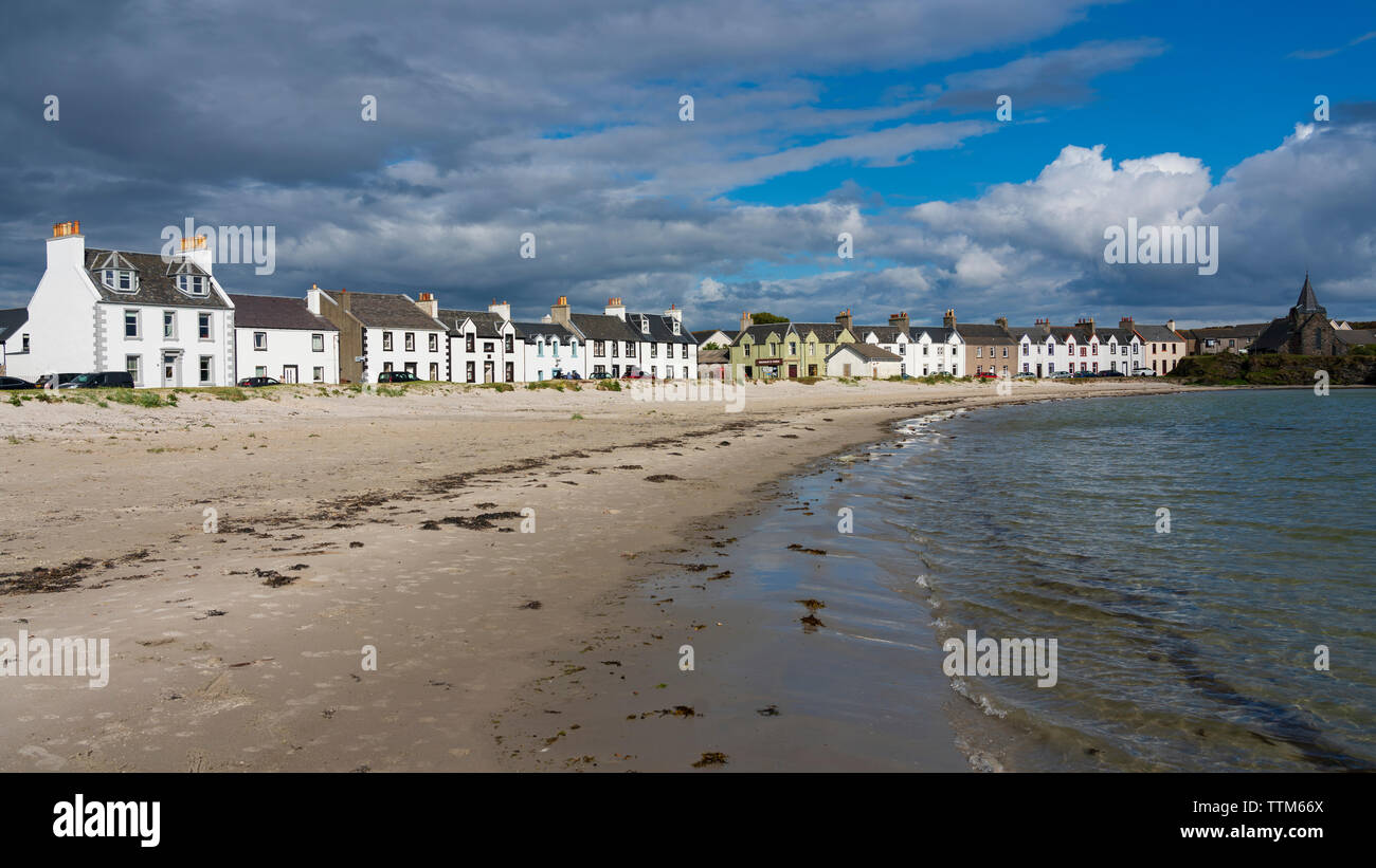 Vista di case bianche a Port Ellen su Islay nelle Ebridi Interne , Scozia, Regno Unito Foto Stock