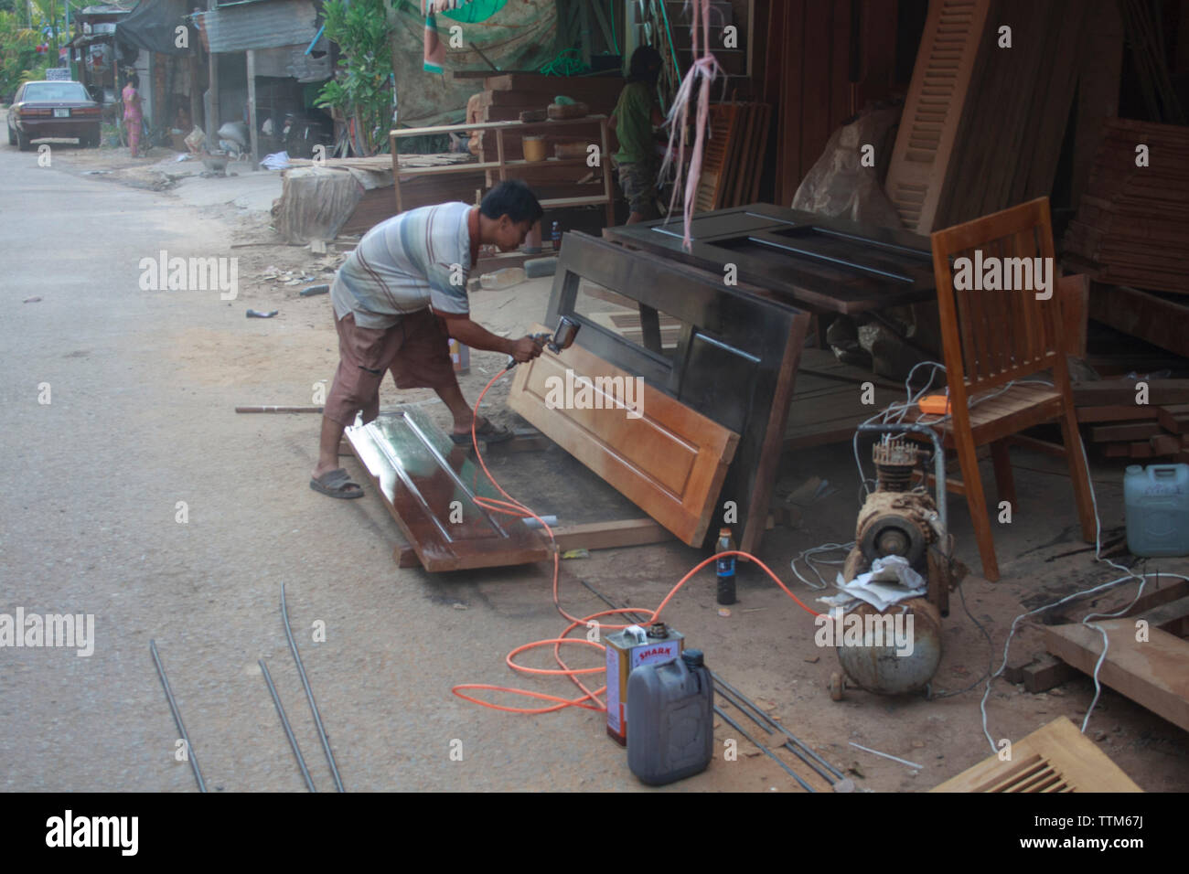 Siem Reap, Cambogia - Aprile 30, 2013: legno lavoratore presso il Centro Cittadino di Siem Reap. Nessun dispositivo di sicurezza vengono utilizzate durante questa attività Foto Stock