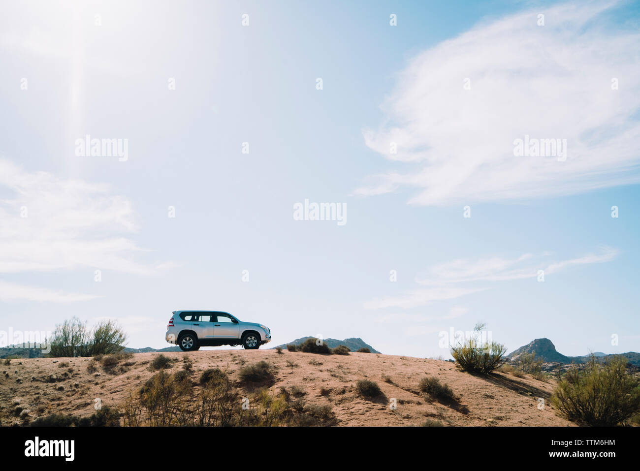 Auto presso il desert contro sky durante la giornata di sole Foto Stock