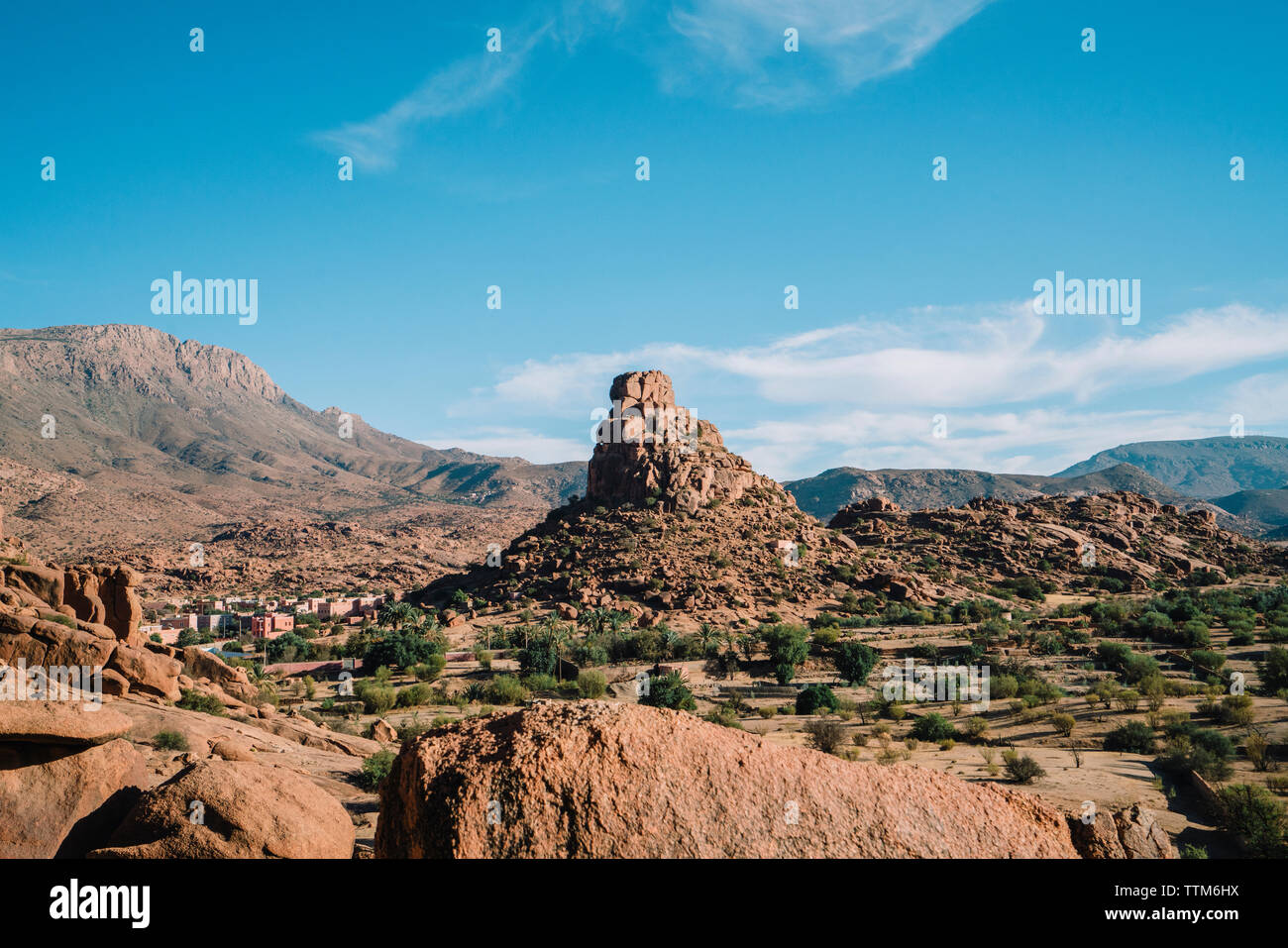Vista panoramica delle formazioni rocciose presso il desert contro sky Foto Stock