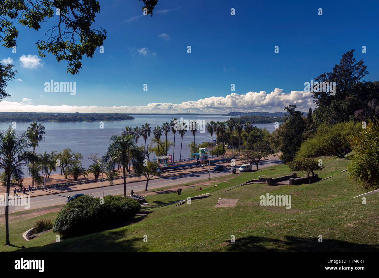 Vista del parco da sopra in Paranà, Entre Rios, Argentina. Fiume Parana in scena con cielo blu e nuvole bianche e alberi Foto Stock