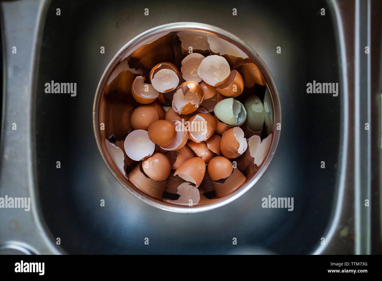 Vista aerea di gusci d'uovo nella ciotola in cucina Foto Stock