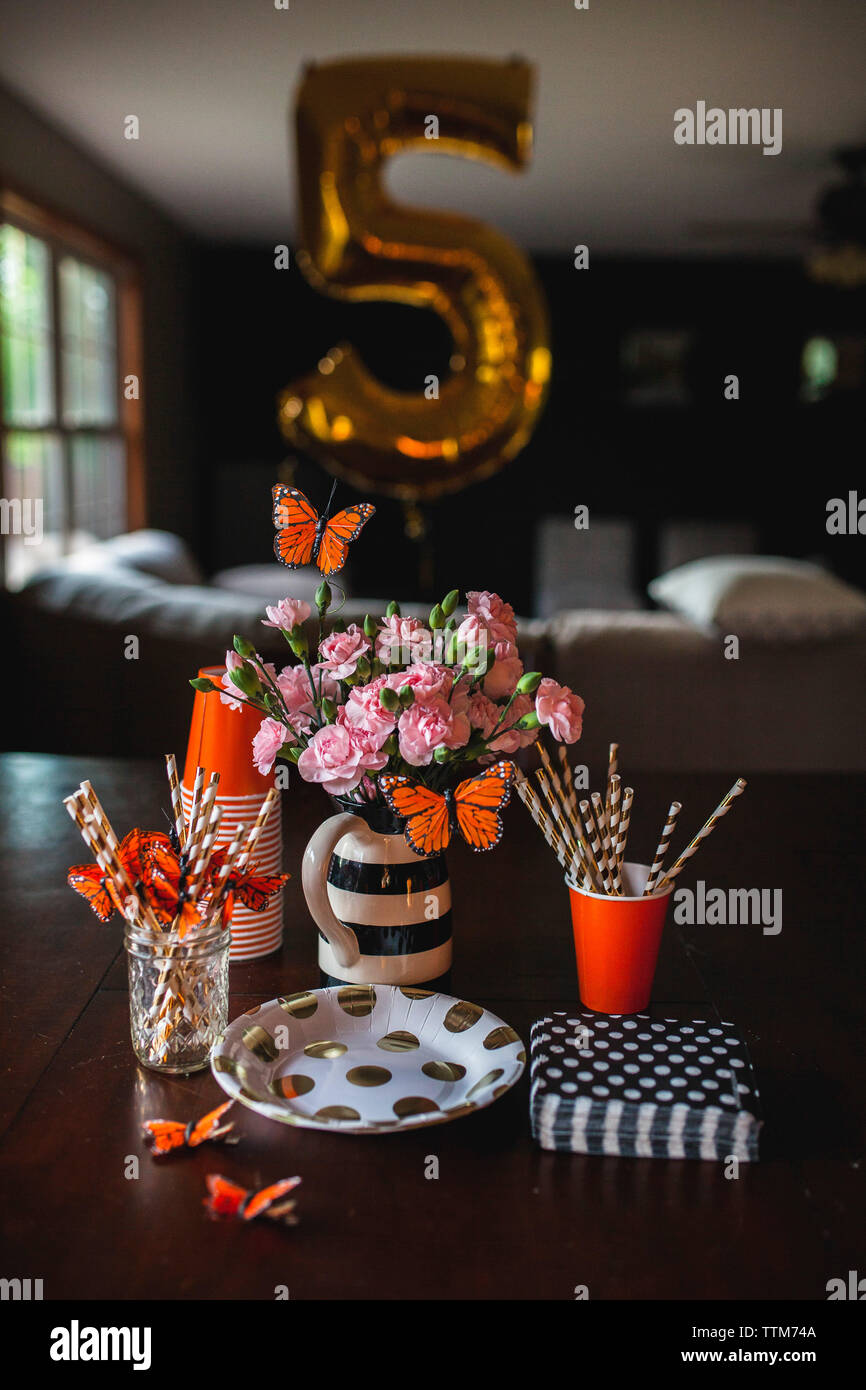 Close-up di decorazione sul tavolo a casa Foto Stock