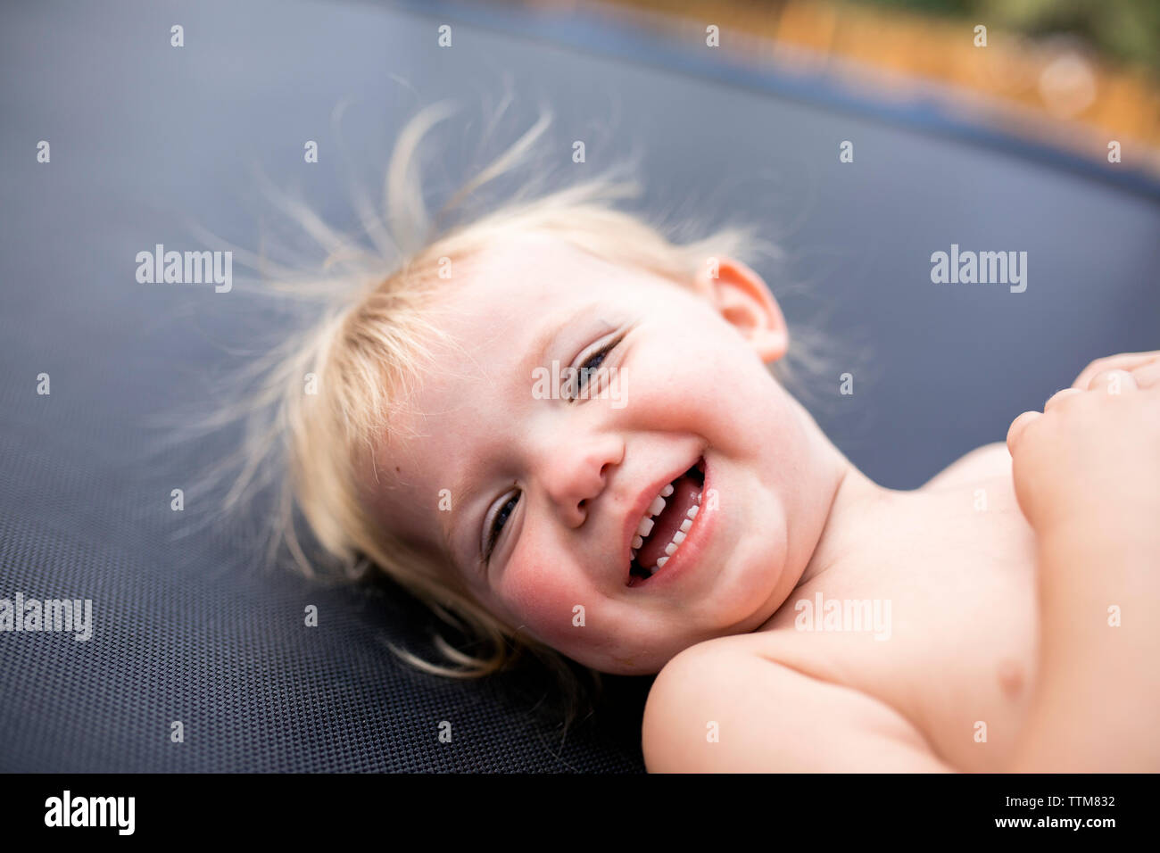 Bimbi felici sul trampolino con capelli statico Foto Stock