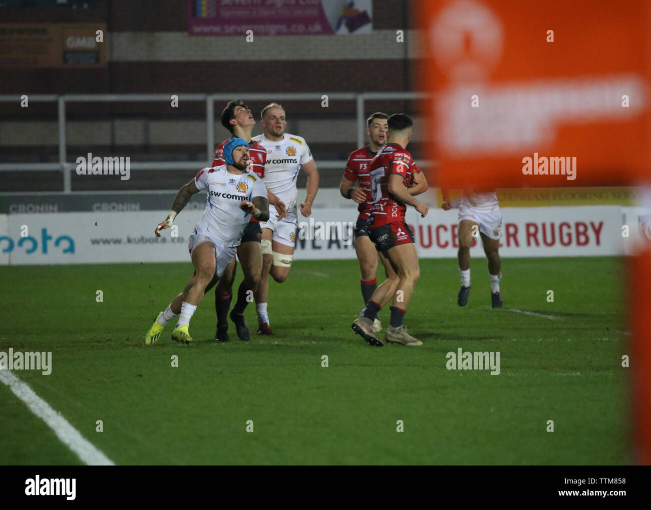 Exeter Chiefs Jack Nowell cercando la sfera contro la difesa di Gloucester al Kingsholm Stadium, Gloucester, Regno Unito. Foto Stock