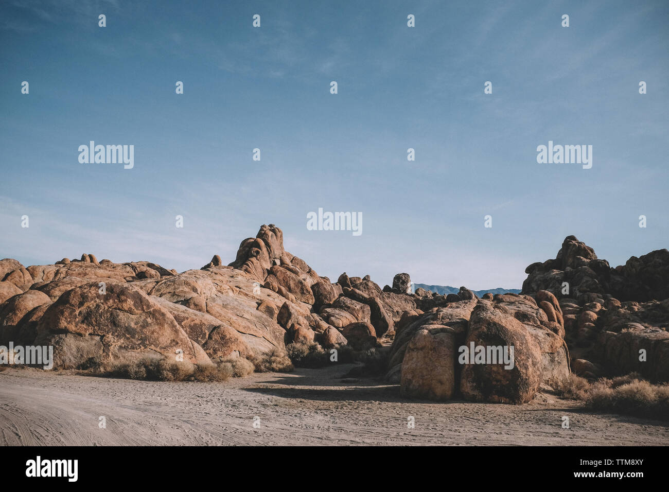 Vista panoramica delle formazioni rocciose contro sky durante la giornata di sole presso il desert Foto Stock