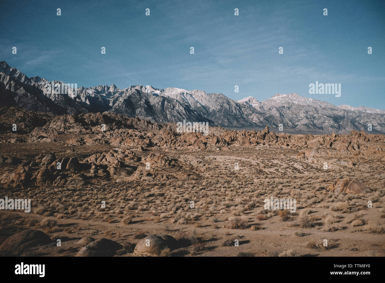 Visione idilliaca di formazioni rocciose e montagne contro il cielo di deserto Foto Stock