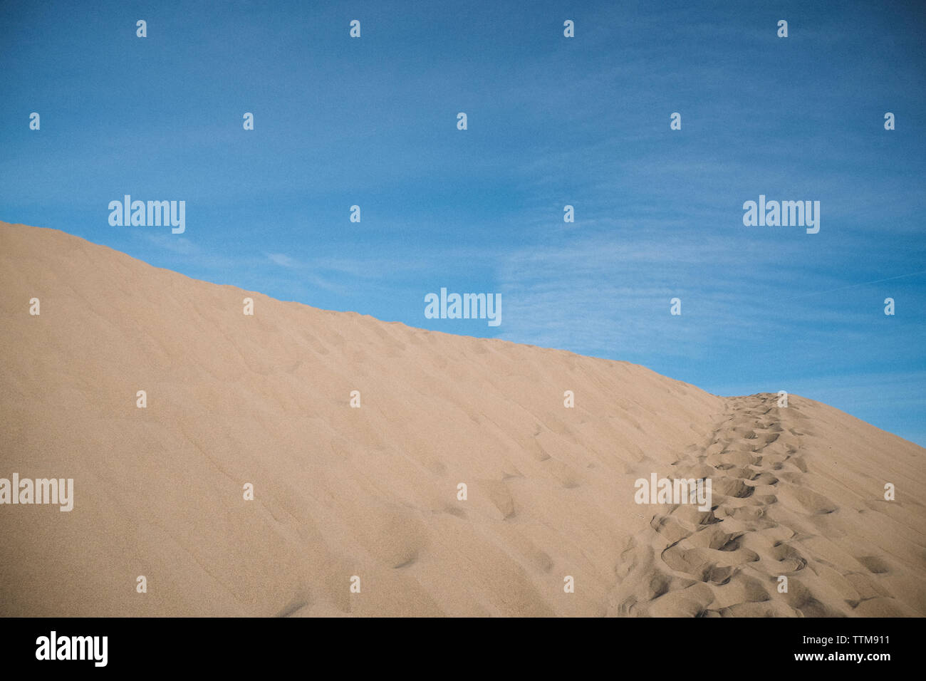 Vista panoramica del deserto contro il cielo a Parco Nazionale della Valle della Morte Foto Stock