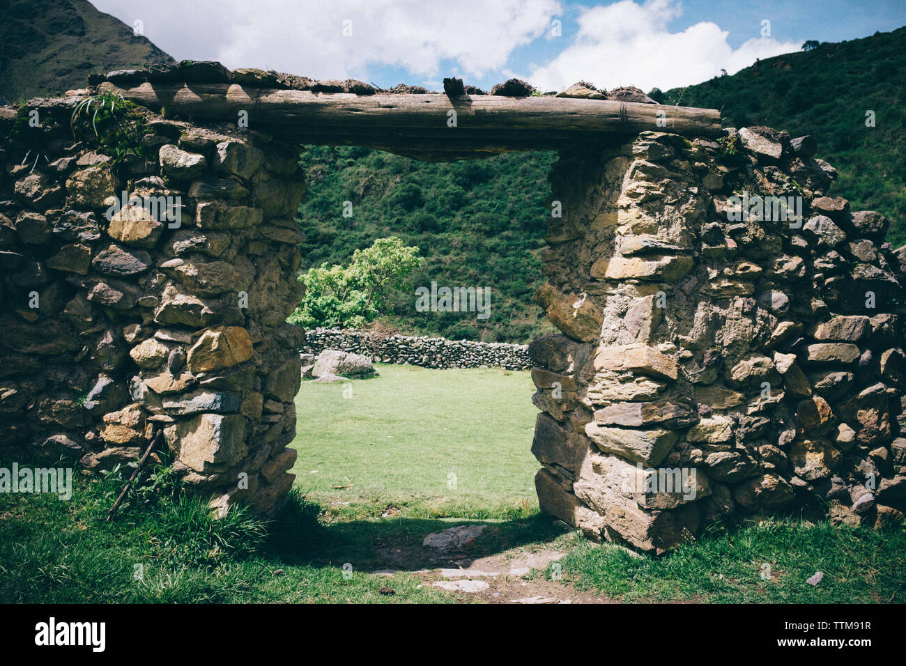 Vecchio rudere sul campo contro le montagne Foto Stock