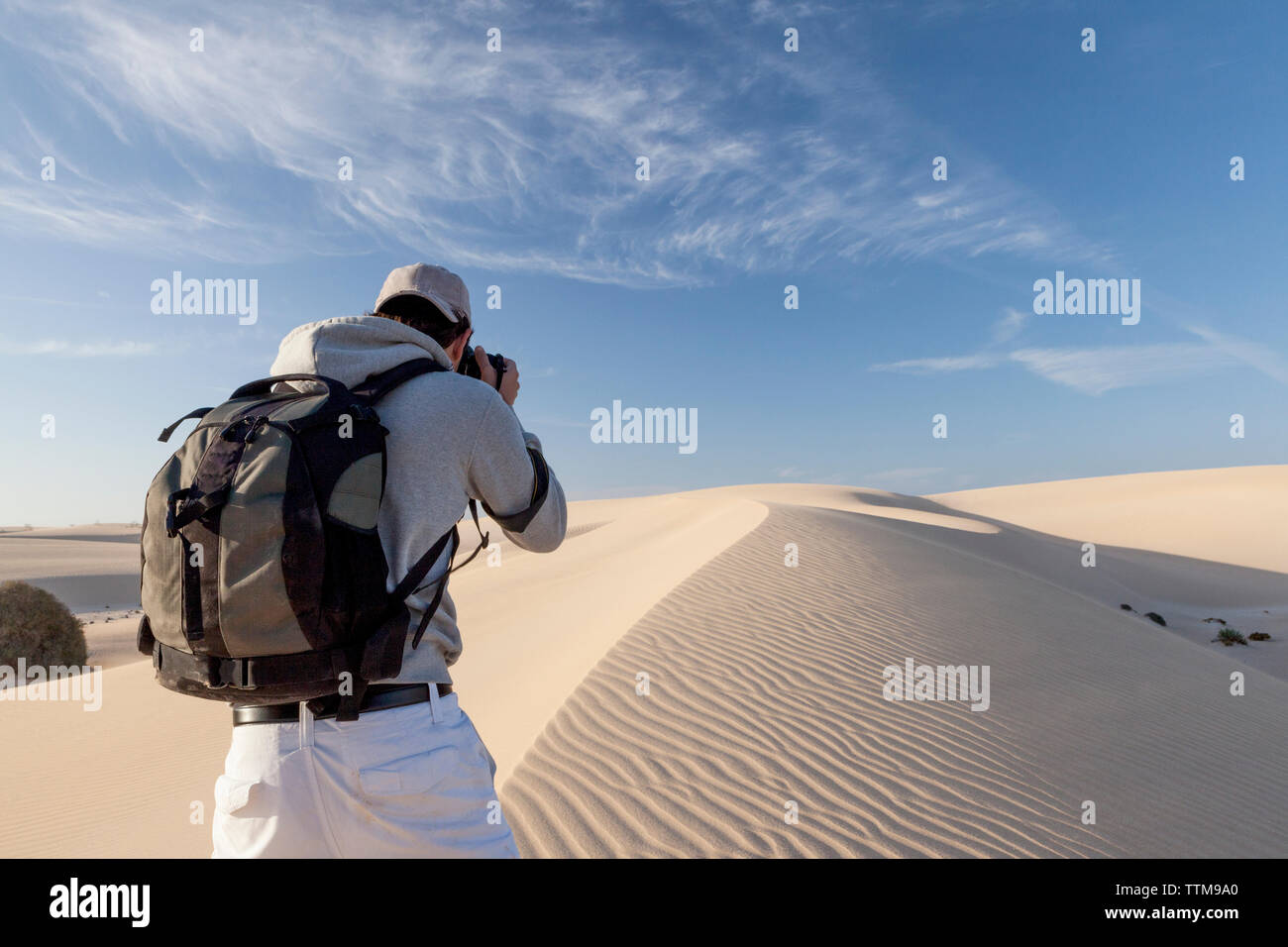 20 30 anni fotografo di prendere foto di dune di sabbia di Fuerteventura Foto Stock