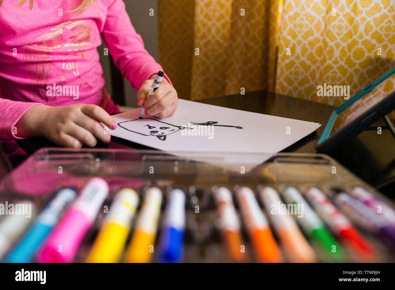 Sezione mediana di una ragazza disegno su carta a casa Foto Stock
