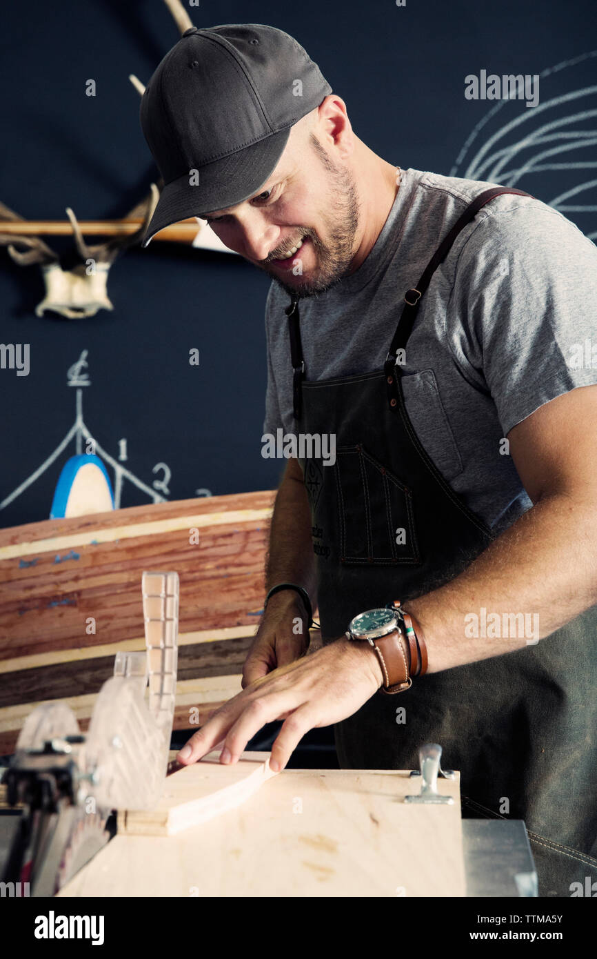 Carpenter lavorando su canoe Foto Stock