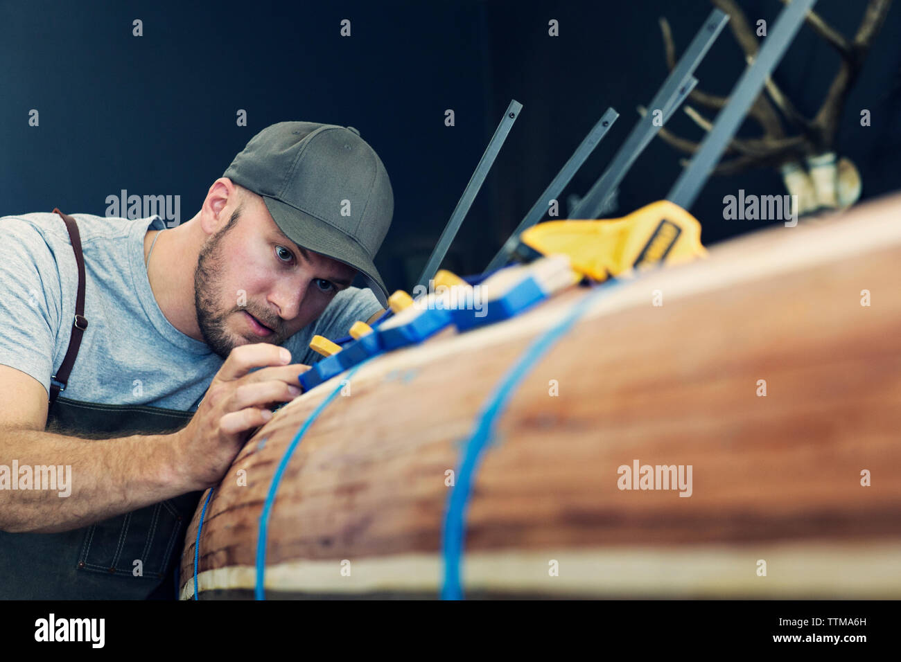 Carpenter lavorando su barche in legno Foto Stock