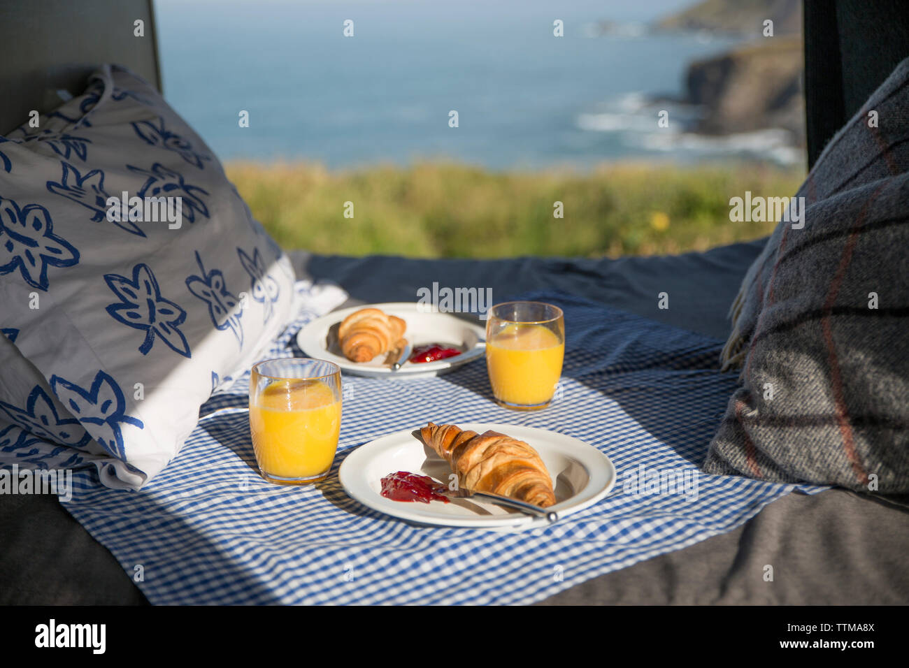 Angolo di Alta Vista della colazione a letto in casa a motore Foto Stock