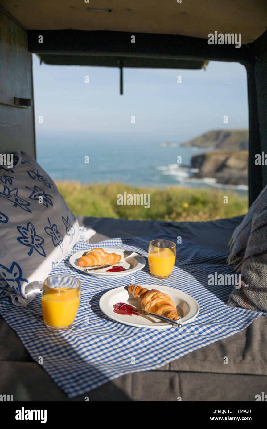 Angolo di Alta Vista della colazione a letto dalla finestra in casa a motore Foto Stock