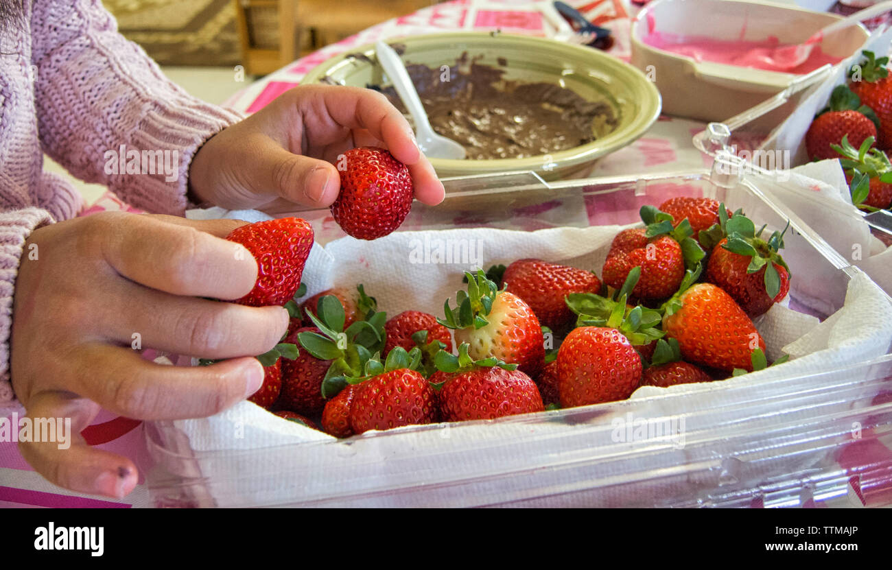 Stati Uniti - FEB. 12, 2016: Kindergartners fare fragole ricoperte di cioccolata per il giorno di San Valentino durante la classe a Loudoun County Day School di lieviti Foto Stock