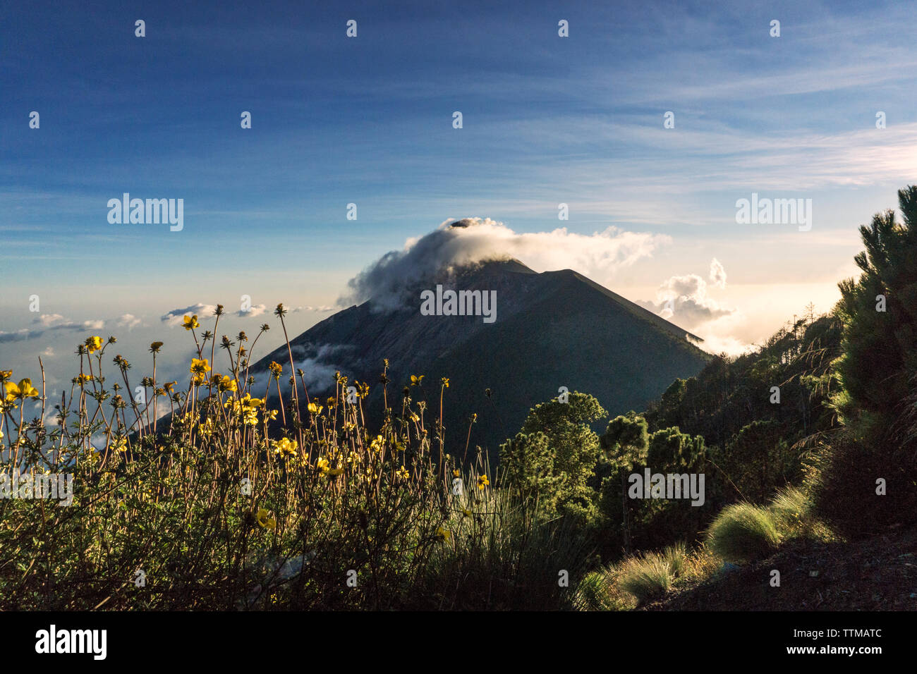Visione idilliaca di Volcan de Fuego contro il cielo blu Foto Stock